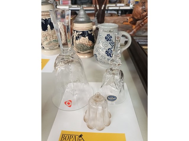 Lot 516 - bellen in kristal en glas. 3 stuks - afbeelding 2 van  3