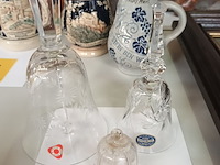 Lot 516 - bellen in kristal en glas. 3 stuks - afbeelding 2 van  3