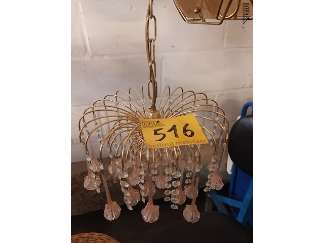 Lot 516 - luster met roze glazen bellen - afbeelding 1 van  4