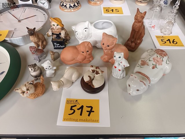 Lot 517 - beeldjes van katten. 15 stuks - afbeelding 1 van  4