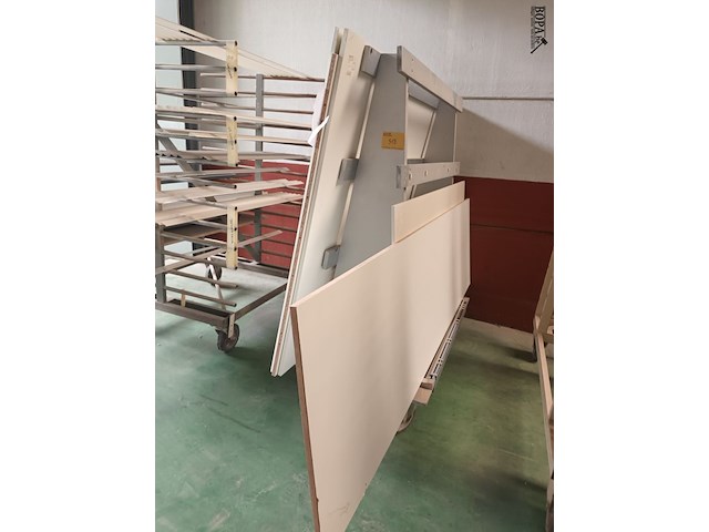 Lot 518 - mobiele glasbok - afbeelding 1 van  3