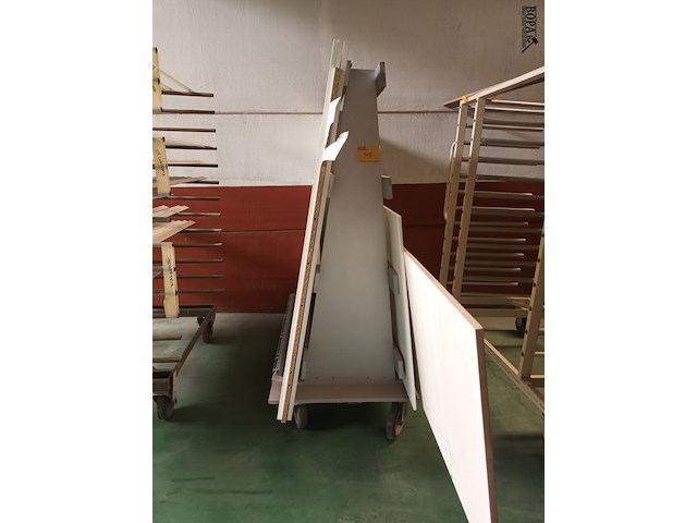 Lot 518 - mobiele glasbok - afbeelding 2 van  3