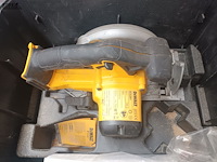 Lot 52 - accu cirkelzaag dewalt - afbeelding 2 van  4
