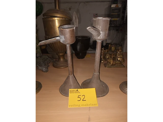 Lot 52 - antieke snotneus olielampen. 2 stuks - afbeelding 1 van  3