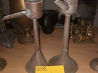 Lot 52 - antieke snotneus olielampen. 2 stuks