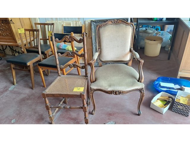Lot 52 - antieken houten fauteuil met beige stoffen bekleding en bijp - afbeelding 1 van  3
