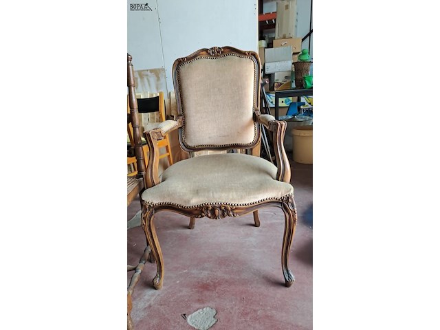 Lot 52 - antieken houten fauteuil met beige stoffen bekleding en bijp - afbeelding 2 van  3