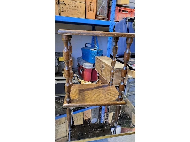 Lot 52 - bijzettafel gedraaide poten - afbeelding 1 van  3