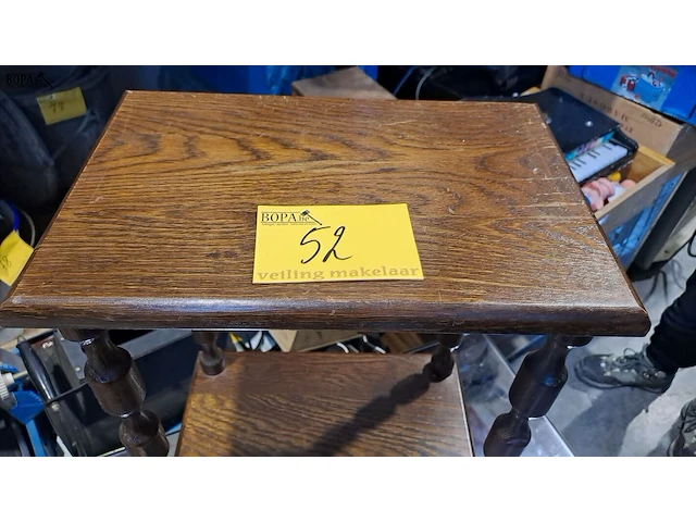Lot 52 - bijzettafel gedraaide poten - afbeelding 2 van  3