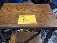 Lot 52 - bijzettafel gedraaide poten - afbeelding 2 van  3