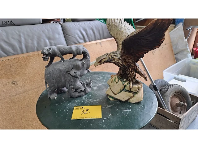 Lot 52 - bruin adelaarsbeeld en handgesneden houten oilfantenbeeld me - afbeelding 1 van  3