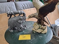 Lot 52 - bruin adelaarsbeeld en handgesneden houten oilfantenbeeld me