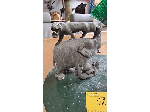Lot 52 - bruin adelaarsbeeld en handgesneden houten oilfantenbeeld me - afbeelding 2 van  3