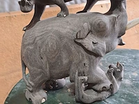 Lot 52 - bruin adelaarsbeeld en handgesneden houten oilfantenbeeld me - afbeelding 2 van  3