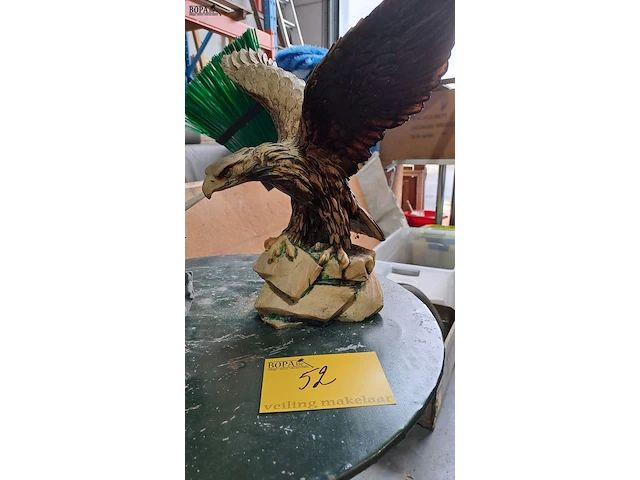 Lot 52 - bruin adelaarsbeeld en handgesneden houten oilfantenbeeld me - afbeelding 3 van  3