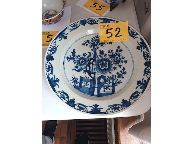 Lot 52 - chinees sierbord met bloemen - afbeelding 1 van  4