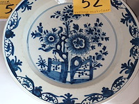 Lot 52 - chinees sierbord met bloemen - afbeelding 1 van  4