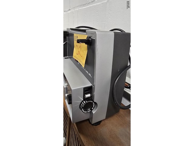 Lot 52 - filmprojector silma s111 - afbeelding 2 van  2