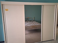 Lot 52 - kleerkast met schuifdeuren en spiegel - afbeelding 1 van  5