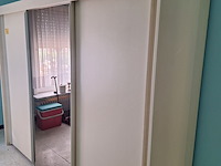 Lot 52 - kleerkast met schuifdeuren en spiegel - afbeelding 2 van  5