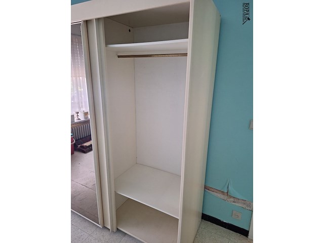 Lot 52 - kleerkast met schuifdeuren en spiegel - afbeelding 3 van  5