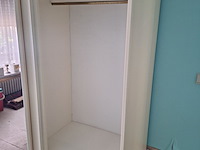 Lot 52 - kleerkast met schuifdeuren en spiegel - afbeelding 3 van  5