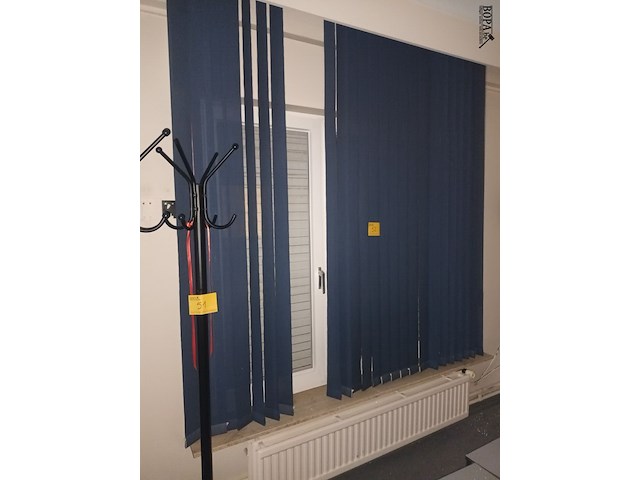 Lot 52 - lamellen gordijn luxaflex - afbeelding 1 van  3