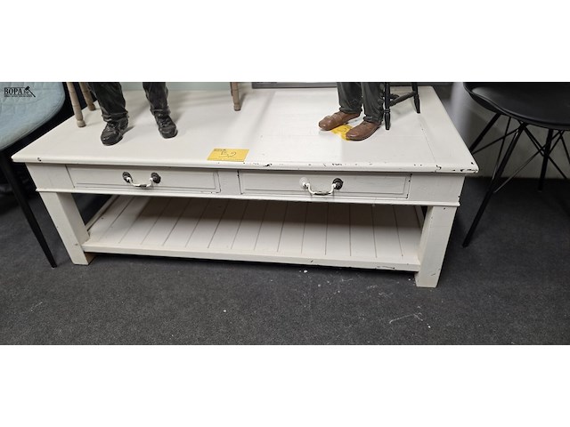 Lot 52 - landelijk geschilderde salontafel met lades - afbeelding 1 van  5