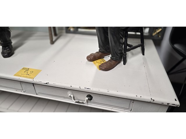 Lot 52 - landelijk geschilderde salontafel met lades - afbeelding 2 van  5