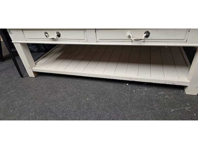 Lot 52 - landelijk geschilderde salontafel met lades - afbeelding 4 van  5