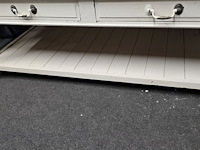 Lot 52 - landelijk geschilderde salontafel met lades - afbeelding 4 van  5