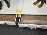 Lot 52 - landelijk geschilderde salontafel met lades - afbeelding 5 van  5