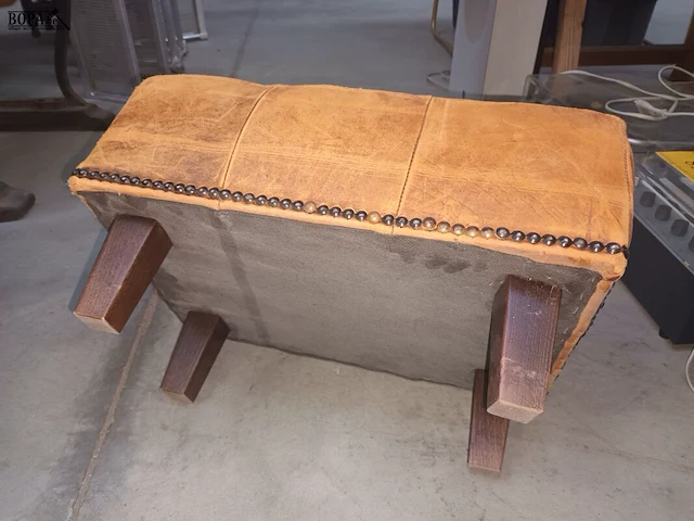 Lot 52 - lederen voetbank - afbeelding 5 van  5