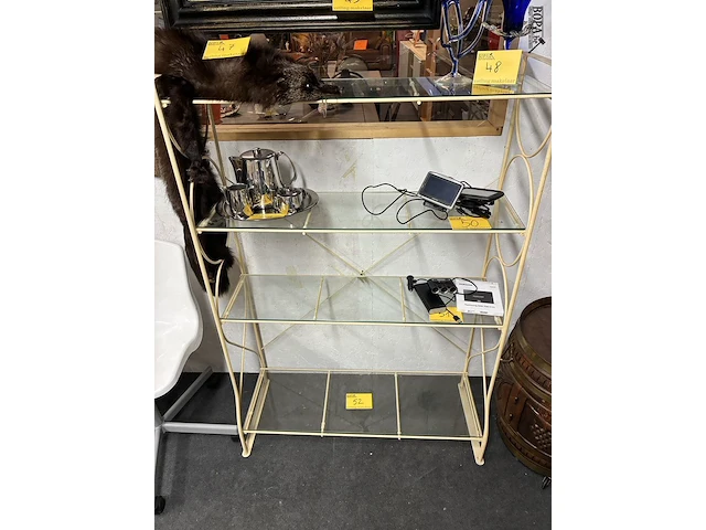 Lot 52 - metalen etagière met glazen planken - afbeelding 1 van  2