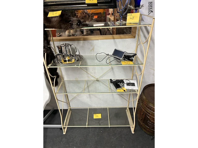 Lot 52 - metalen etagière met glazen planken - afbeelding 2 van  2