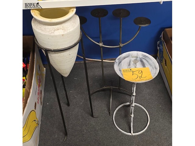 Lot 52 - metalen kaarsen- bloempothouders 3 stuks - afbeelding 1 van  3