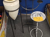Lot 52 - metalen kaarsen- bloempothouders 3 stuks - afbeelding 1 van  3