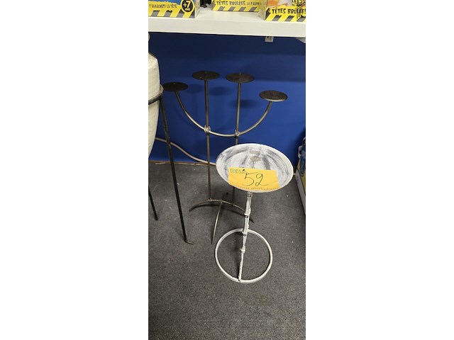 Lot 52 - metalen kaarsen- bloempothouders 3 stuks - afbeelding 2 van  3