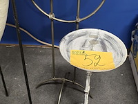 Lot 52 - metalen kaarsen- bloempothouders 3 stuks - afbeelding 2 van  3