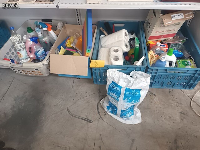 Lot 52 - poetsmateriaal en huishoudproducten - afbeelding 1 van  5