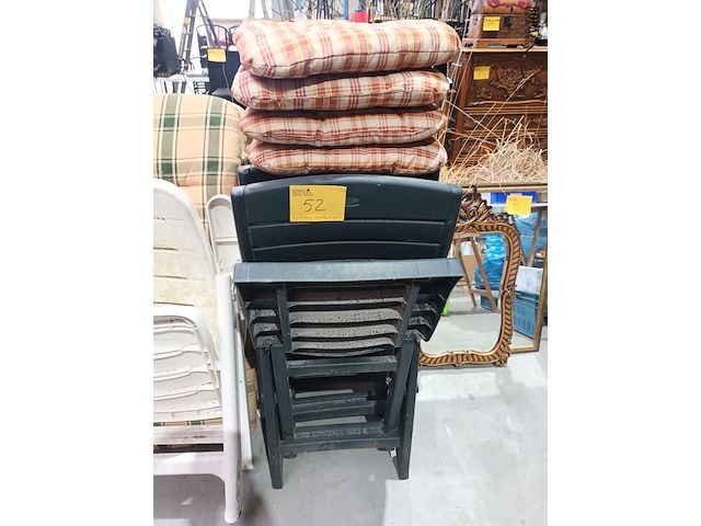 Lot 52 - pvc tuinstoel met kussen. 4 stuks - afbeelding 1 van  4