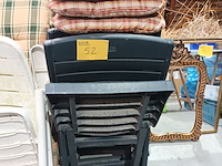 Lot 52 - pvc tuinstoel met kussen. 4 stuks - afbeelding 1 van  4