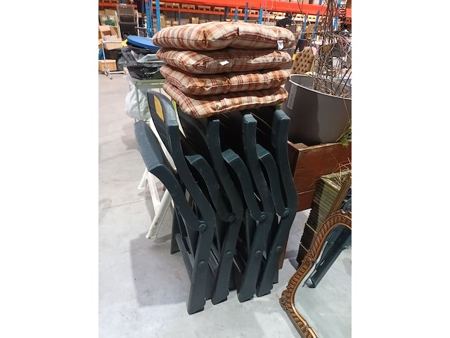Lot 52 - pvc tuinstoel met kussen. 4 stuks - afbeelding 2 van  4