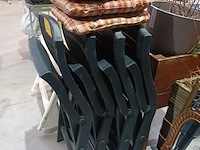 Lot 52 - pvc tuinstoel met kussen. 4 stuks - afbeelding 2 van  4