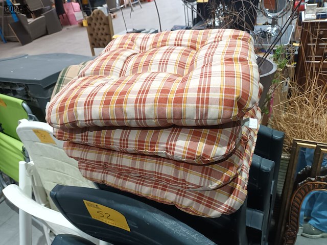 Lot 52 - pvc tuinstoel met kussen. 4 stuks - afbeelding 3 van  4