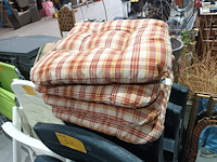 Lot 52 - pvc tuinstoel met kussen. 4 stuks - afbeelding 3 van  4