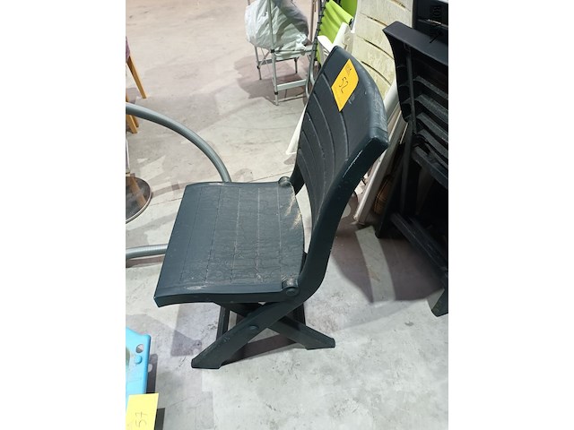 Lot 52 - pvc tuinstoel met kussen. 4 stuks - afbeelding 4 van  4