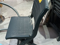 Lot 52 - pvc tuinstoel met kussen. 4 stuks - afbeelding 4 van  4