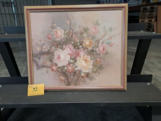 Lot 52 - stilleven van bloemen in zachte pasteltinten - pioenrozen - - afbeelding 1 van  3