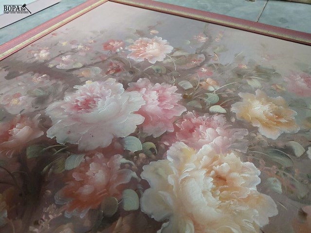 Lot 52 - stilleven van bloemen in zachte pasteltinten - pioenrozen - - afbeelding 2 van  3